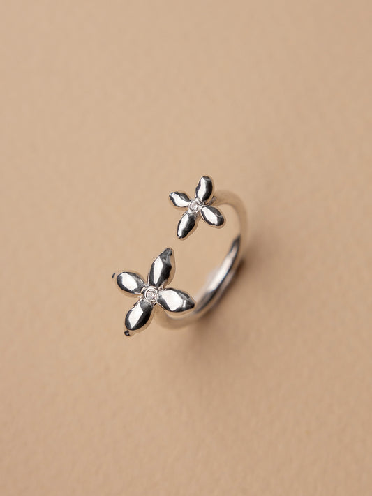 Flower ring with elongated petals