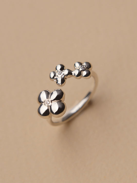 Ring with three flowers