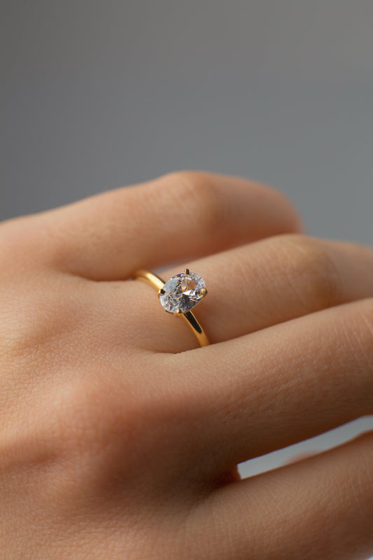 Золота каблучка з великим діамантом Овал