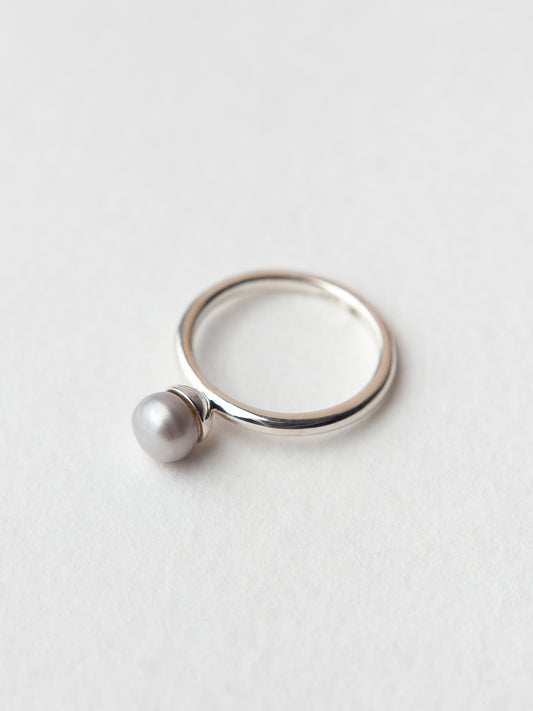 Каблучка з середньою білою перлиною (в наявності)