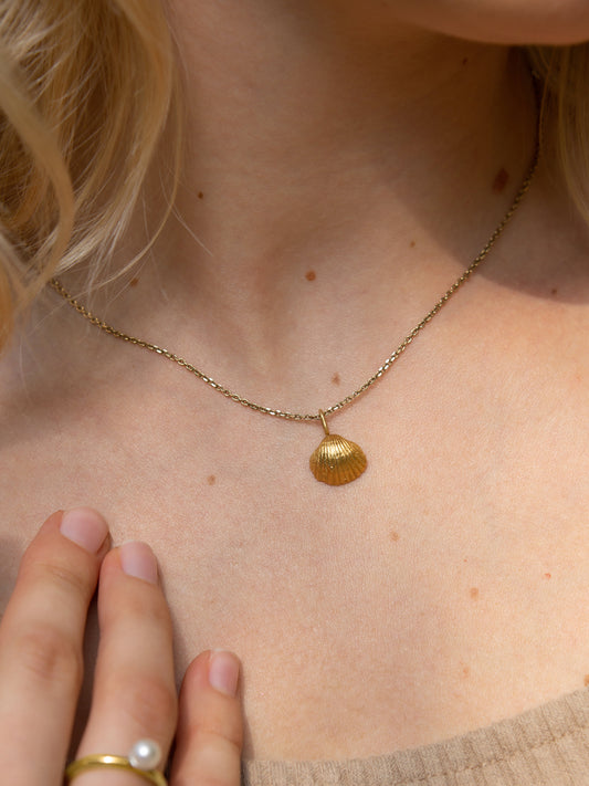 Золота підвіска Мушля