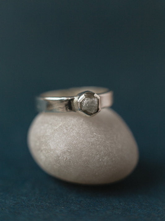 Каблучка з великим світлим алмазом