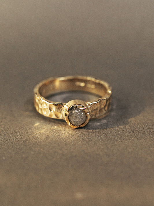 Каблучка з великим світлим алмазом