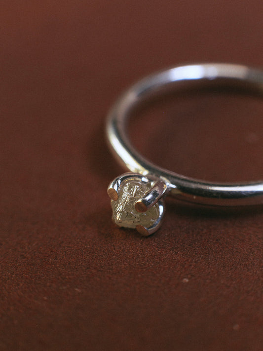 Каблучка з алмазом у формі октаедра