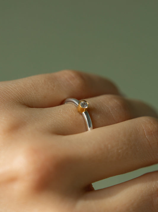 Каблучка з циліндричним золотим кастом