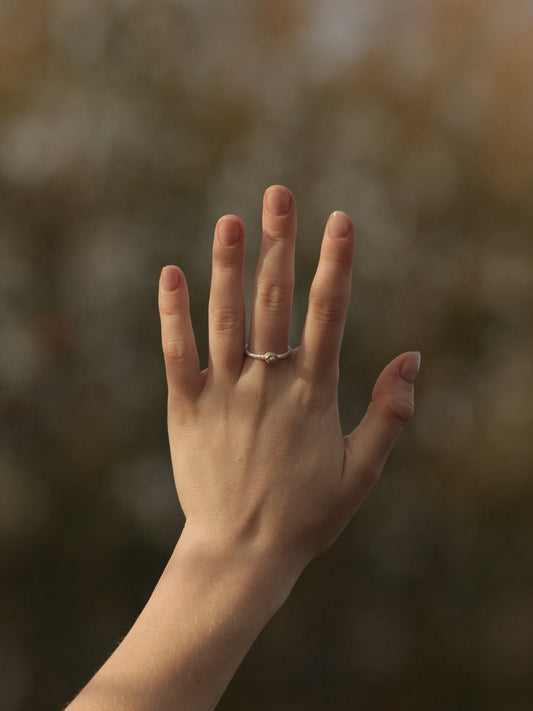 Тонка кована каблучка з алмазом