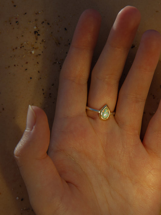 Каблучка з молочним опалом