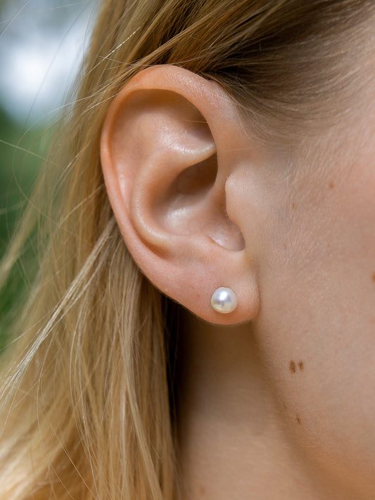 Gold earrings with pearls