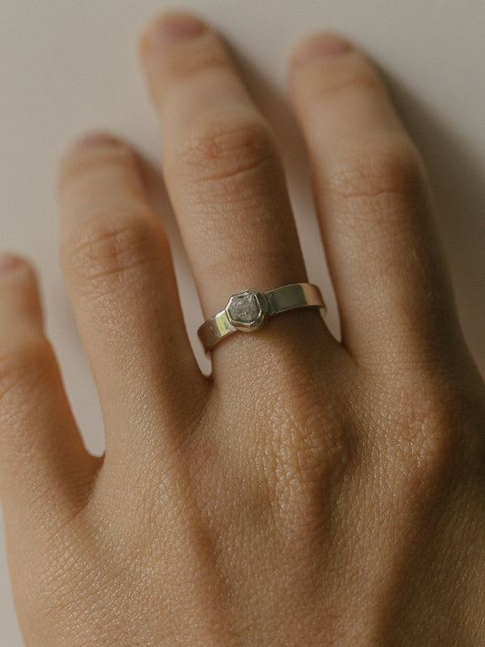 Каблучка з великим світлим алмазом