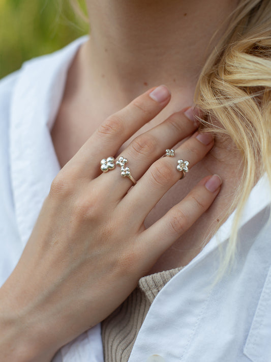Ring with three flowers