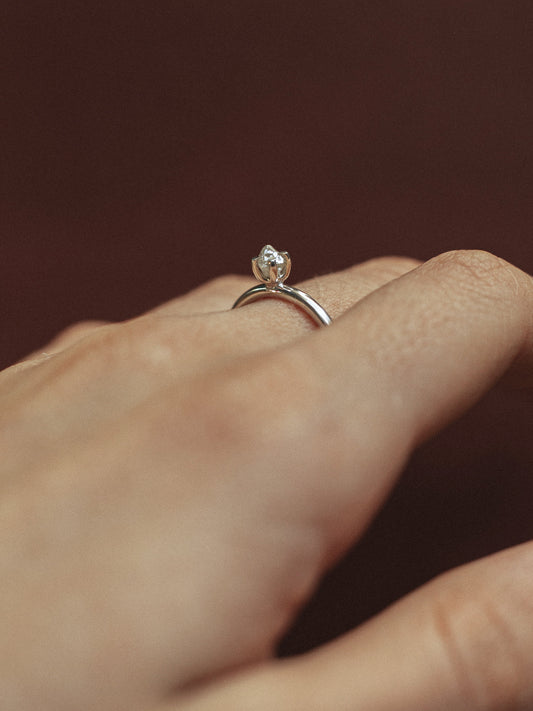 Каблучка з алмазом у формі октаедра