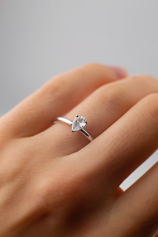 Золота каблучка з діамантом Груша