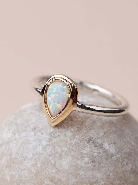 Каблучка з молочним опалом