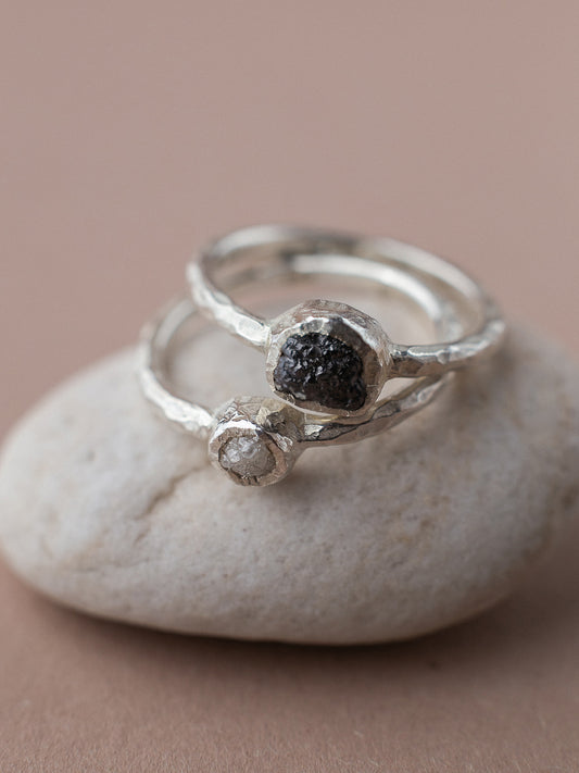 Тонка кована каблучка з алмазом