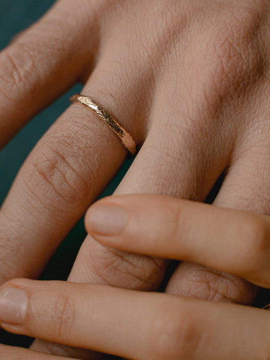 Пара подряпаних обручок