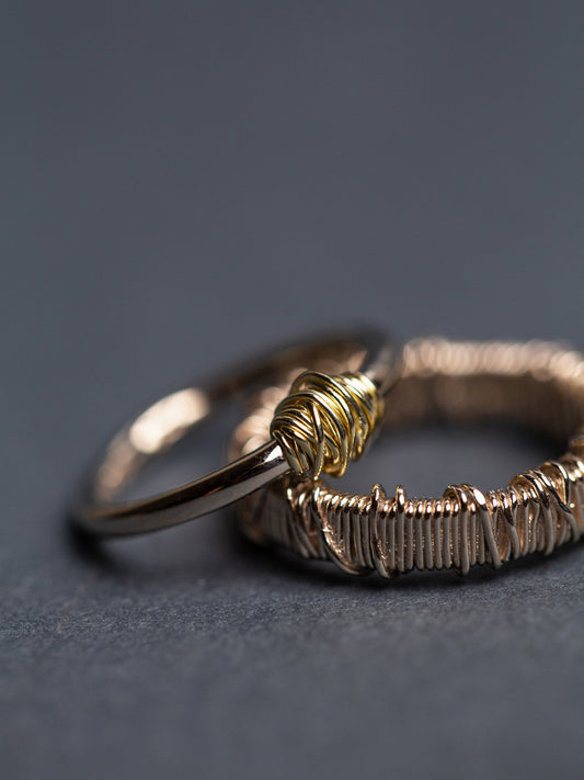 Пара обручок обмотаних дротиком