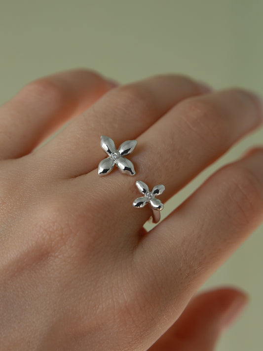 Flower ring with elongated petals