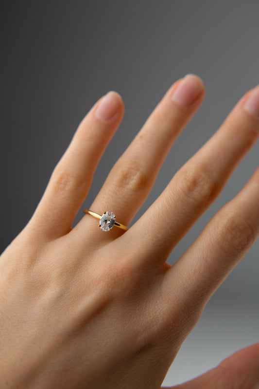 Золота каблучка з великим діамантом Овал