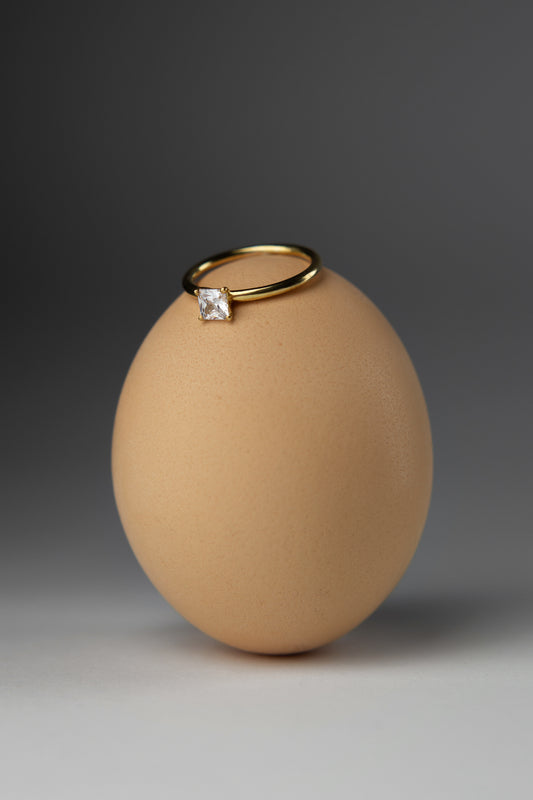 Золота каблучка з діамантом Принцеса в лапках