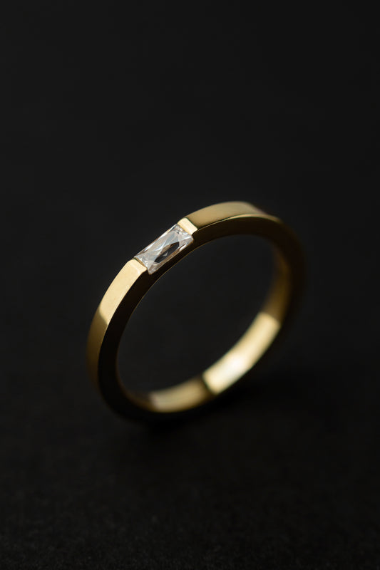 Золота каблучка з діамантом Багет