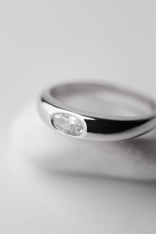 Золота каблучка з діамантом Овал