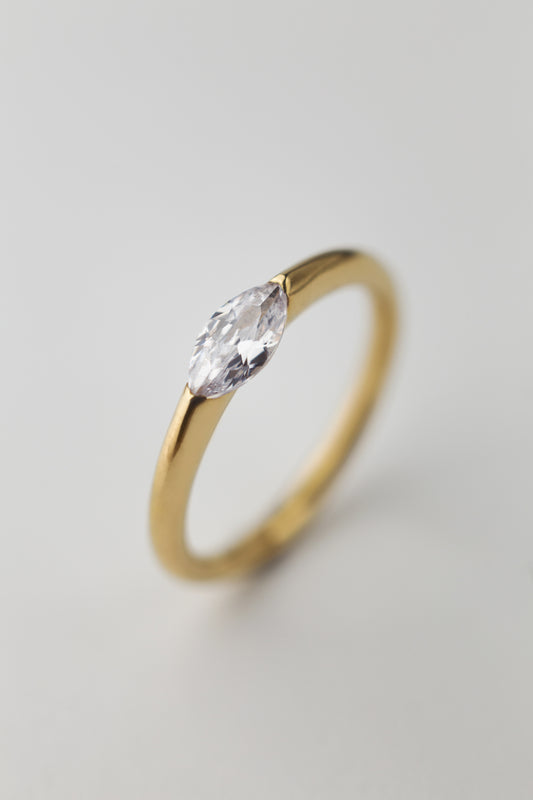 Золота скруглена каблучка з діамантом Маркіз