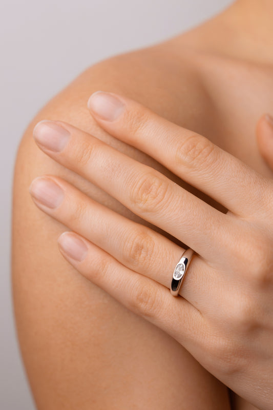 Золота каблучка з діамантом Овал