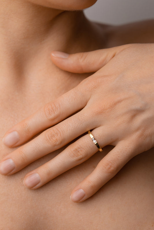 Золота каблучка з діамантом Багет