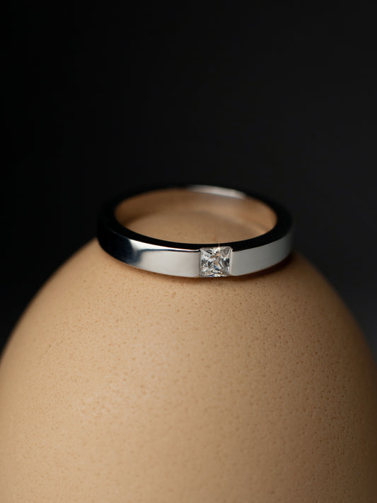 Золота каблучка з діамантом Принцеса