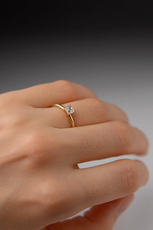 Золота каблучка з діамантом Принцеса в лапках