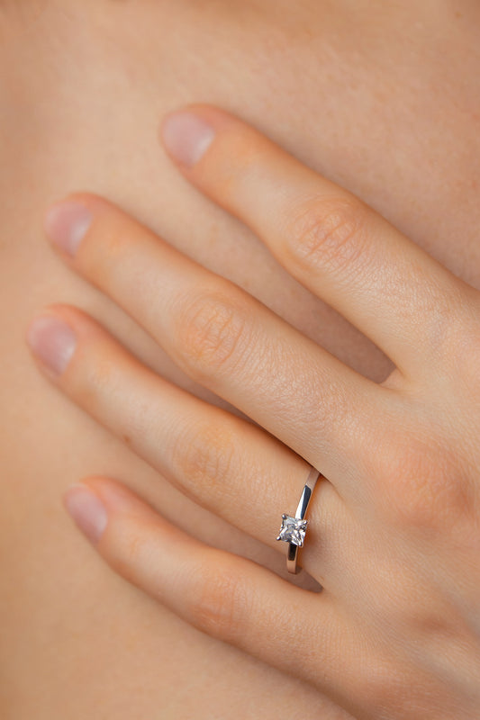 Золота каблучка з діамантом Принцеса в лапках