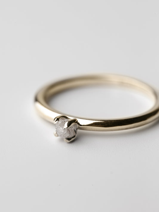 Каблучка з алмазом в лапках