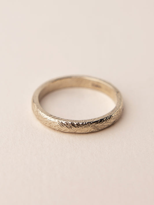 Подряпана каблучка