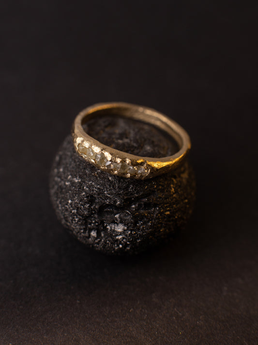 Авторська подряпана каблучка з алмазами