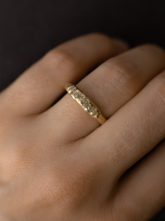 Авторська подряпана каблучка з алмазами