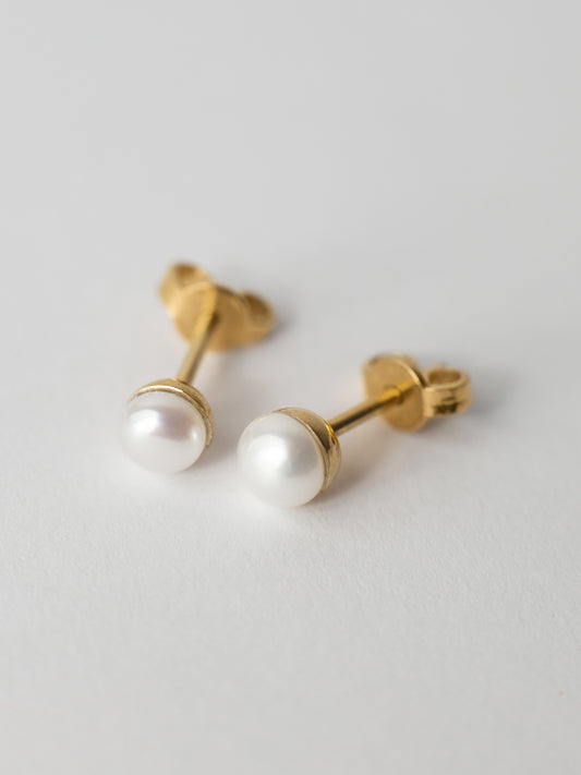 Gold earrings with pearls