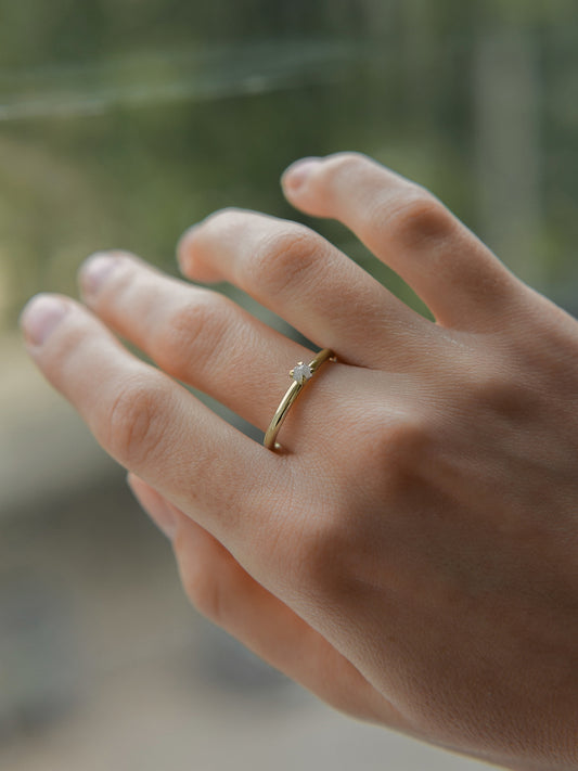 Каблучка з алмазом в лапках