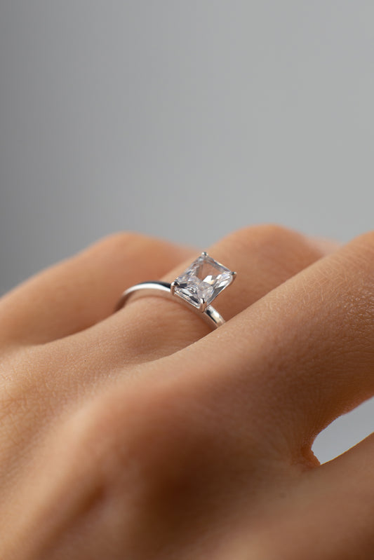 Золота каблучка з діамантом Октагон