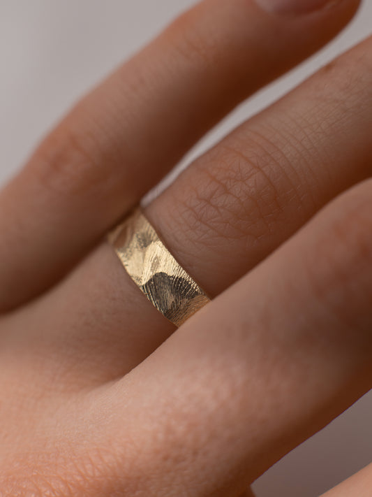 Золоте широке кільце, оброблене вручну