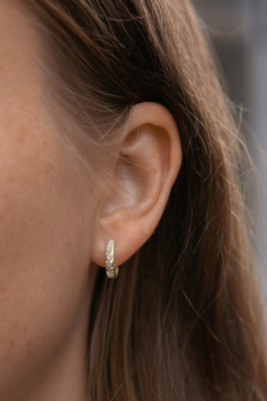 Золоті авторські подряпані сережки з алмазами