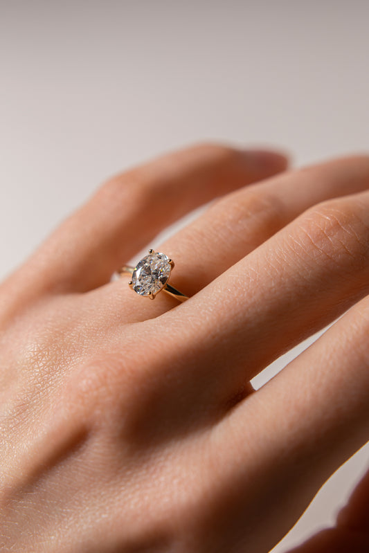 Золота каблучка з великим діамантом Овал