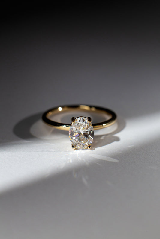 Золота каблучка з великим діамантом Овал