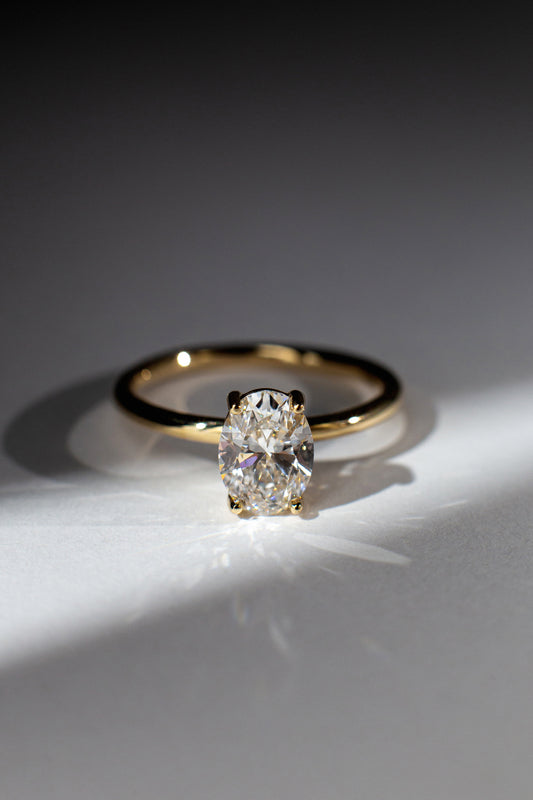 Золота каблучка з великим діамантом Овал