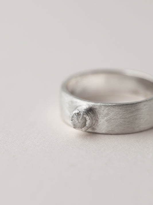 Широкий перстень з алмазом