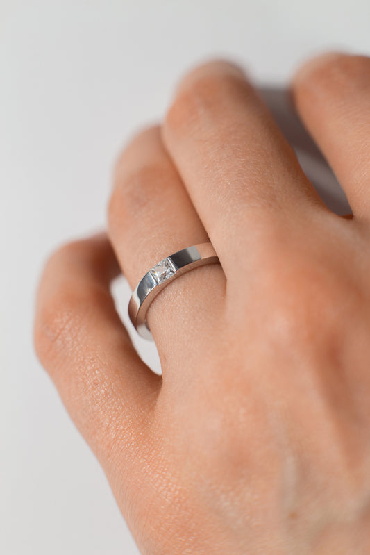 Золота каблучка з діамантом Принцеса