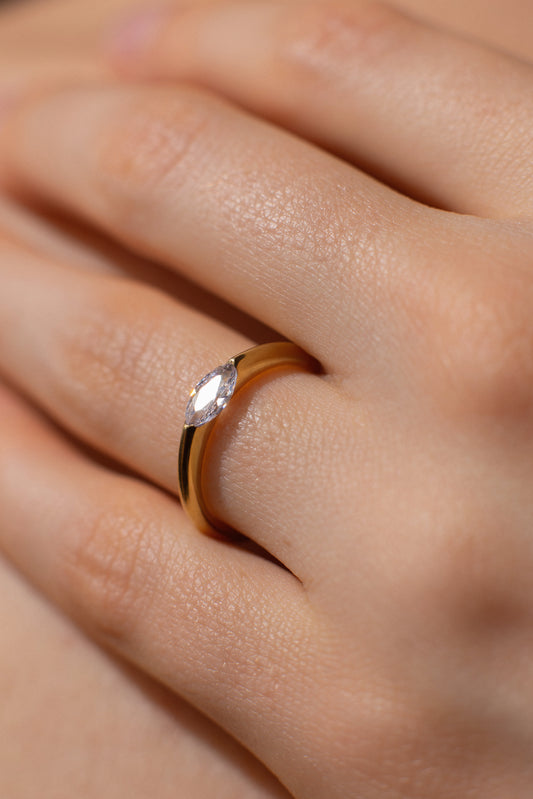 Золота скруглена каблучка з діамантом Маркіз