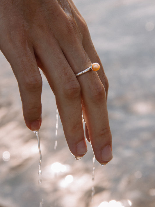 Каблучка з середньою білою перлиною (в наявності)