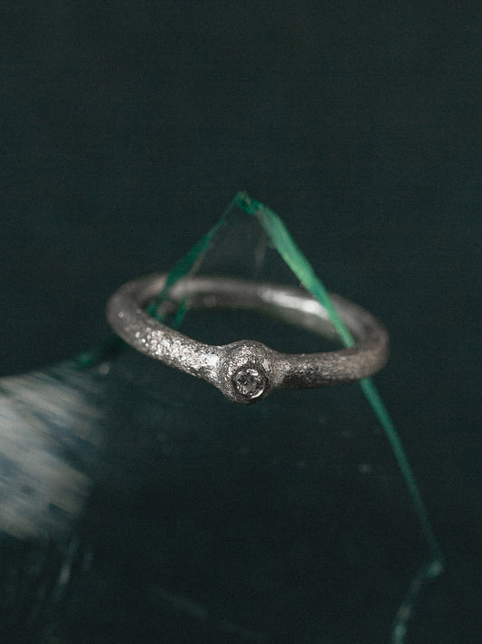 Шорстка каблучка з діамантом