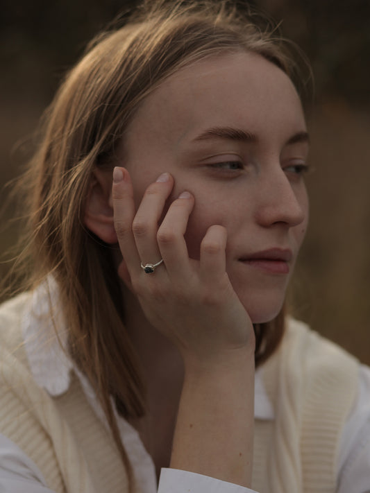 Тонка кована каблучка з алмазом (в наявності)