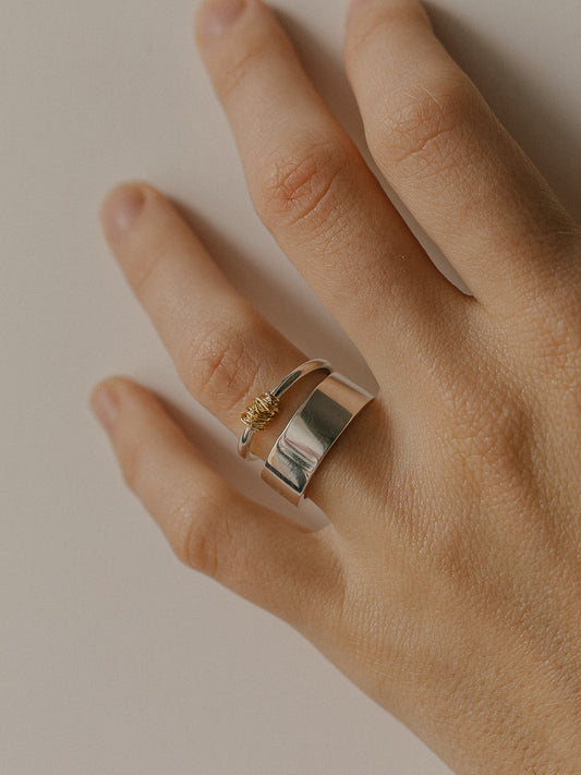 A pair of self-release wedding rings